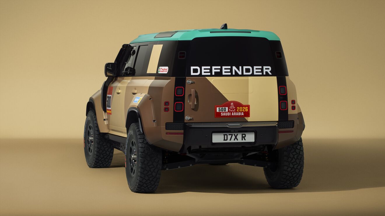 DEFENDER_DAKAR_D7X-R_500_REAR_3-4_16X9-min