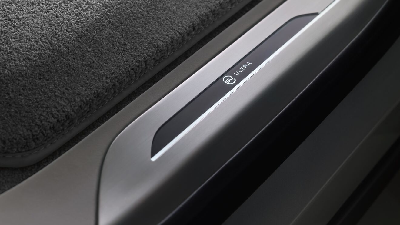 RR_SV_Ultra_27MY_Detail_Treadplates_01_290426