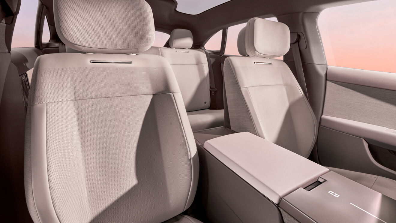 RR_GT_INTERIOR_PASSENGER-REVERSE