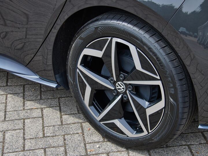 Volkswagen ID.3 First Plus 58 kWh | 8% bijtelling | Navigatie | Camera | LED | DAB