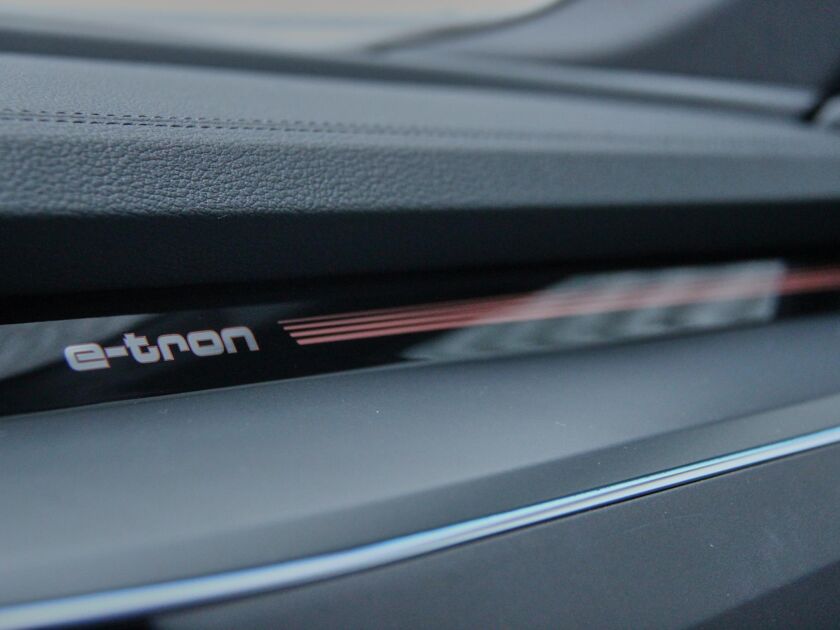 Audi e-tron e-tron 55 quattro advanced 95 kWh | 4% bijtelling | Panoramadak | B&O | Lederen Bekleding | ACC |