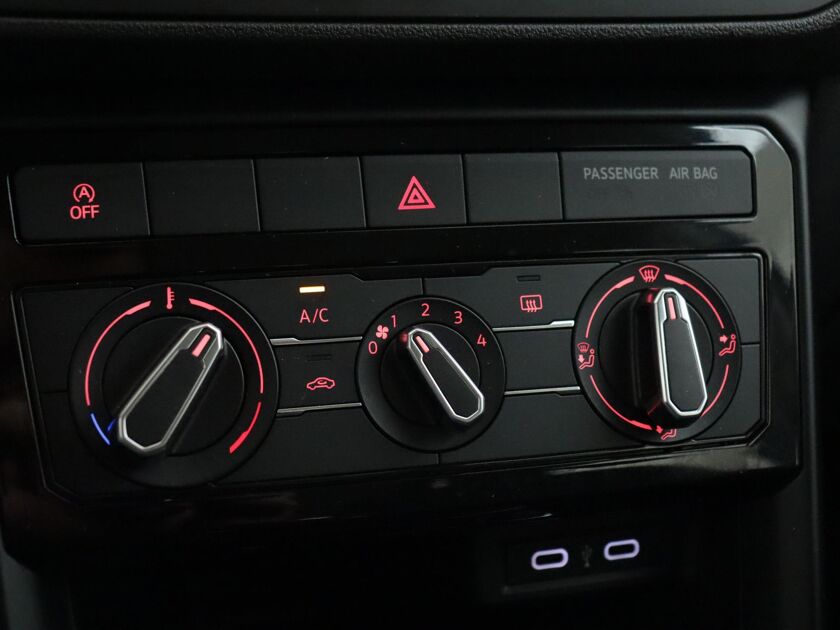 Volkswagen T-Cross 1.0 TSI Life 95 PK | Adaptive Cruise Control | Airco | DAB | Apple Carplay/Android Auto |
