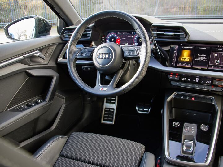 Audi A3 Sportback 30 TFSI S edition | Navi | S-Line | Cruise Control | DAB | Sportstoelen |