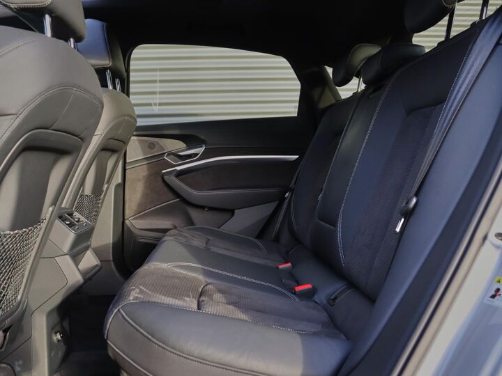 Audi e-tron Sportback 50 quattro S edition 71 kWh | 8% bijtelling | Airco | Full Map Navigatie | DAB | ACC | Achteruitrij Camera | Elektrische Stoelen incl. Memory |