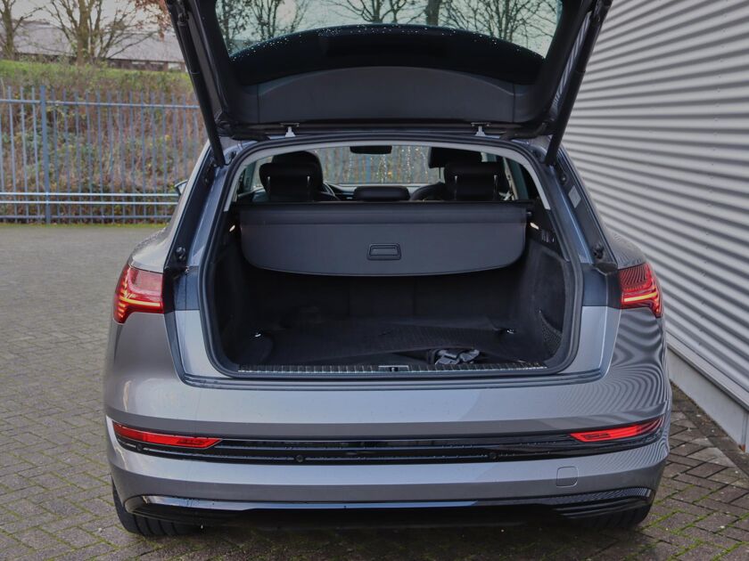 Audi e-tron e-tron 50 quattro Launch edition plus 71 kWh | 8% bijtelling | Airco | DAB | Full Led | Navigatie | Luchtvering | Panorama dak | Achteruitrij Camera |