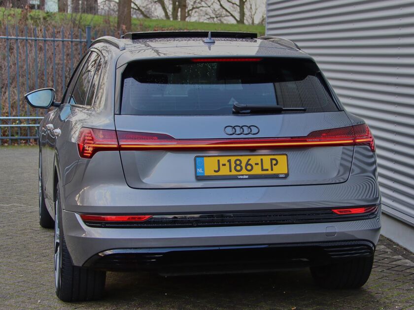 Audi e-tron e-tron 50 quattro Launch edition plus 71 kWh | 8% bijtelling | Airco | DAB | Full Led | Navigatie | Luchtvering | Panorama dak | Achteruitrij Camera |