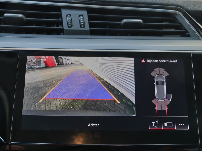 Audi e-tron e-tron 50 quattro Launch edition plus 71 kWh | 8% bijtelling | Airco | DAB | Full Led | Navigatie | Luchtvering | Panorama dak | Achteruitrij Camera |