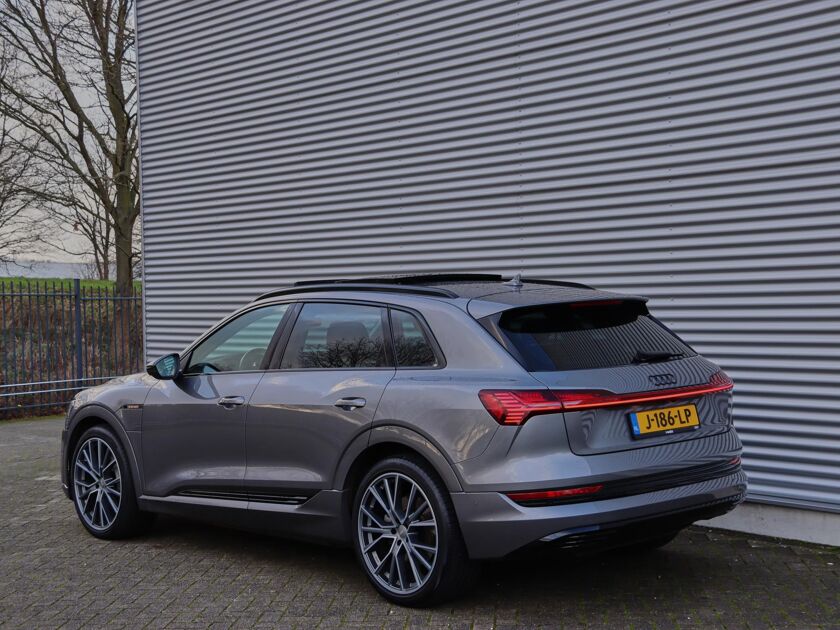 Audi e-tron e-tron 50 quattro Launch edition plus 71 kWh | 8% bijtelling | Airco | DAB | Full Led | Navigatie | Luchtvering | Panorama dak | Achteruitrij Camera |