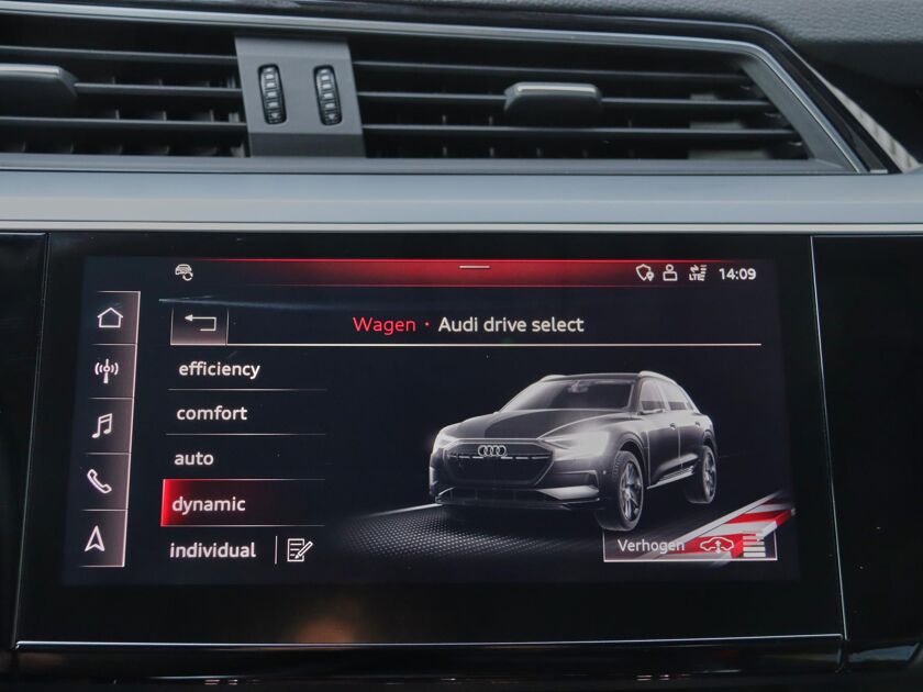 Audi e-tron e-tron 50 quattro Launch edition plus 71 kWh | 8% bijtelling | Airco | DAB | Full Led | Navigatie | Luchtvering | Panorama dak | Achteruitrij Camera |