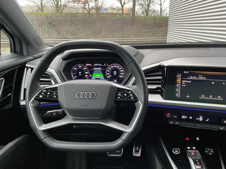 Audi Q4 e-tron 35 Launch edition Advanced Plus | Panoramadak | Camera | PDC | ACC | Stoelverwarming |