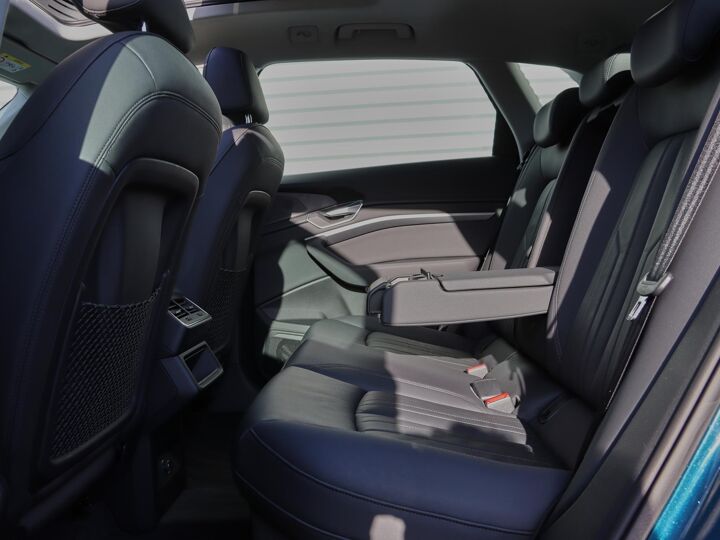 Audi e-tron e-tron 50 quattro Launch edition plus 71 kWh | 4% bijtelling | Stoelverwarming | ACC | Panorama Dak | Elektrisch Verstelbare Stoelen incl. Memory |