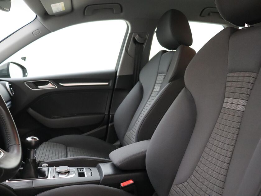 Audi A3 Sportback 30 TFSI Sport Lease Edition | 115PK | Velgen LM 17” | Navigatie | Parkeersenoren | Led verlichting | Airco |