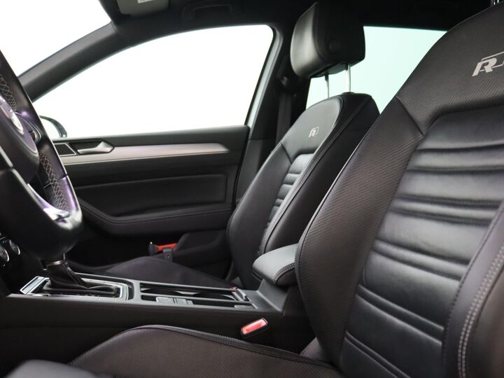 Volkswagen Passat Variant 1.5 TSI Highline Business R | R-line exterieur | DAB | lichtmetaal 17” | navigatiesysteem | lederen bekleding |