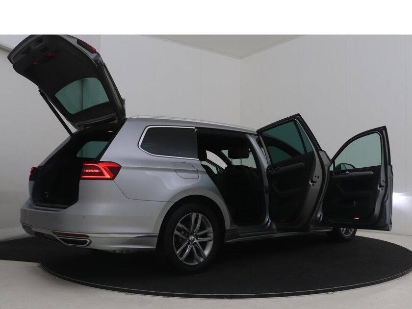 Volkswagen Passat Variant 1.5 TSI Highline Business R | R-line exterieur | DAB | lichtmetaal 17” | navigatiesysteem | lederen bekleding |