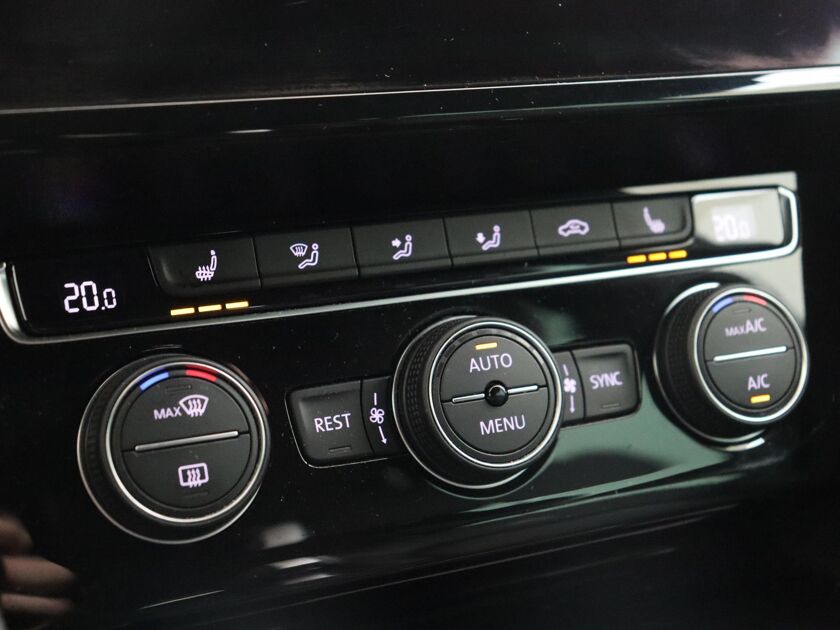 Volkswagen Passat Variant 1.5 TSI Highline Business R | R-line exterieur | DAB | lichtmetaal 17” | navigatiesysteem | lederen bekleding |