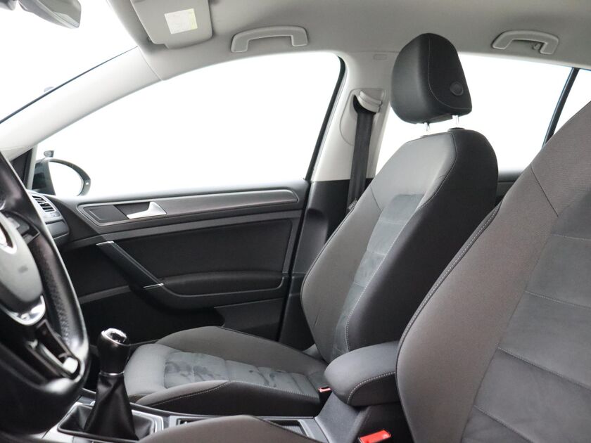 Volkswagen Golf 1.5 TSI Comfortline | 130 PK | Stoelverwarming | Parkeersensoren | Led Achterlichten | DAB | Navigatie |