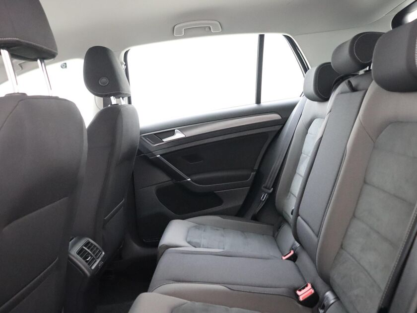 Volkswagen Golf 1.5 TSI Comfortline | 130 PK | Stoelverwarming | Parkeersensoren | Led Achterlichten | DAB | Navigatie |
