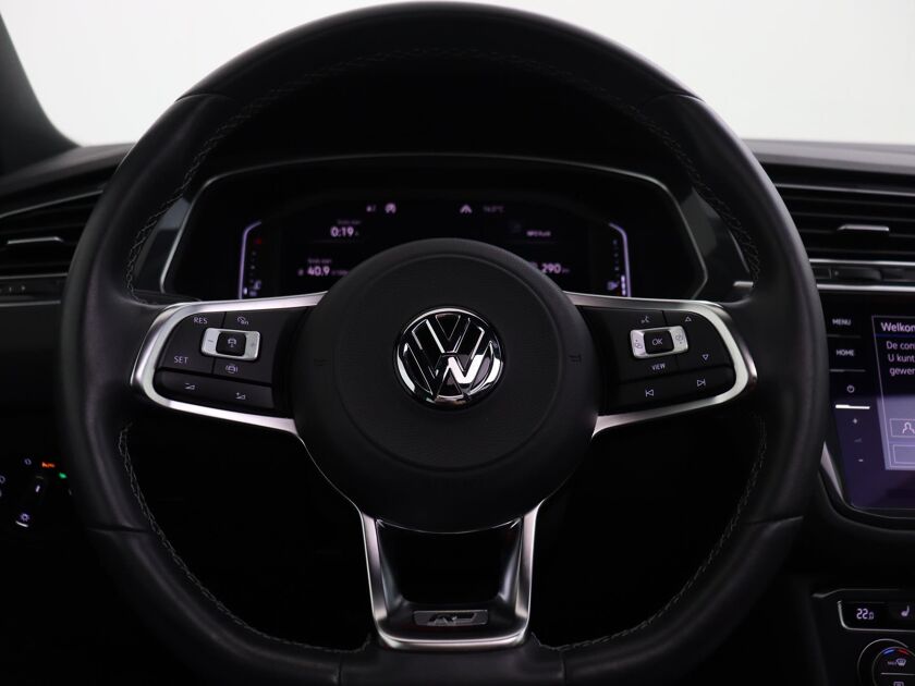Volkswagen Tiguan 1.5 TSI ACT Highline Business R | 150 PK | DSG | Voorstoelen verwarmd | Getint glas | Navigatie fullmap | Lichtmetaal 20” | Panoramadak |