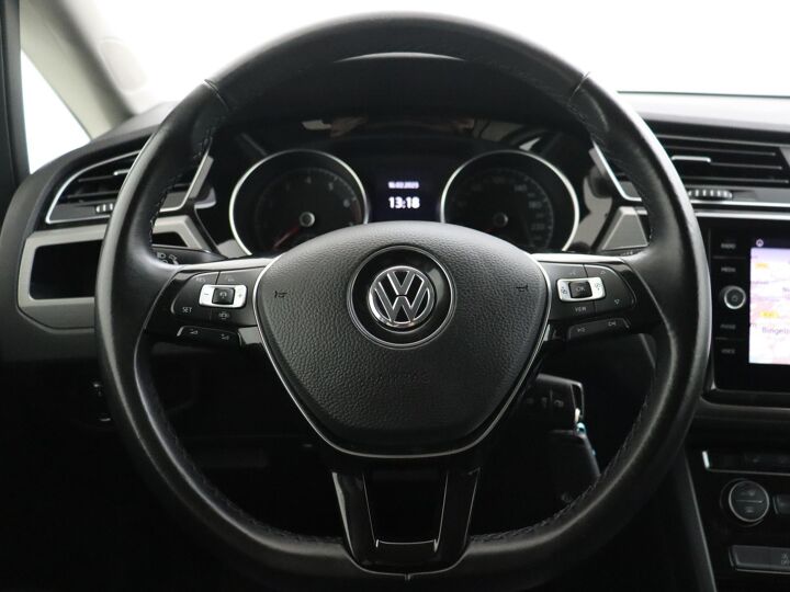 Volkswagen Touran 1.0 TSI Comfortline Business 7p | 115PK | Cruise Control | Stoelverwarming | Extra Getint Glas | DAB | 7 zitplaatsen
