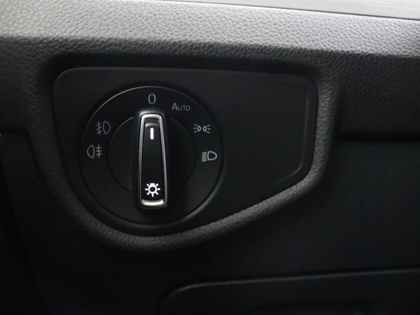 Volkswagen Touran 1.0 TSI Comfortline Business 7p | 115PK | Cruise Control | Stoelverwarming | Extra Getint Glas | DAB | 7 zitplaatsen