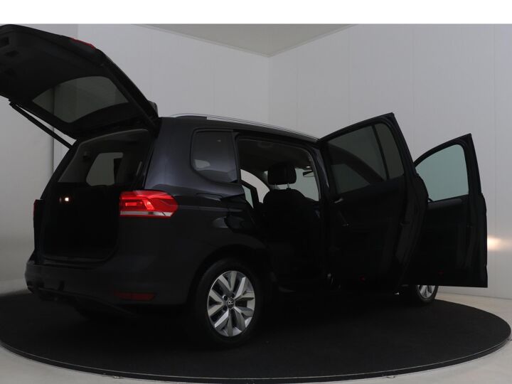 Volkswagen Touran 1.0 TSI Comfortline Business 7p | 115PK | Cruise Control | Stoelverwarming | Extra Getint Glas | DAB | 7 zitplaatsen