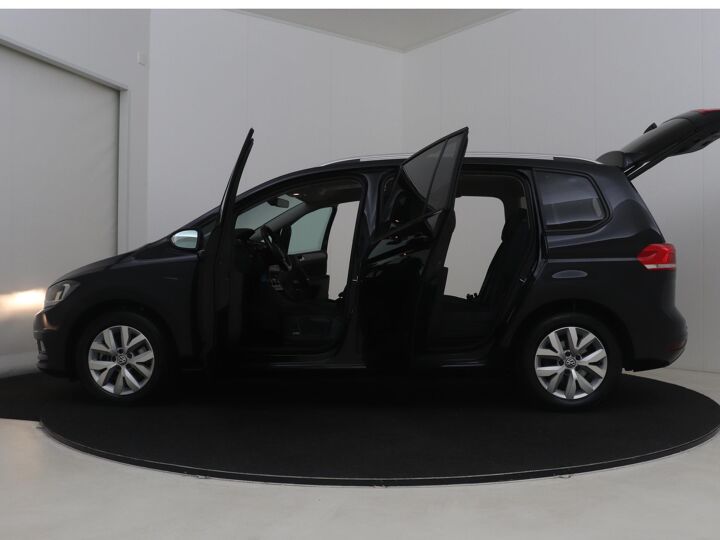 Volkswagen Touran 1.0 TSI Comfortline Business 7p | 115PK | Cruise Control | Stoelverwarming | Extra Getint Glas | DAB | 7 zitplaatsen