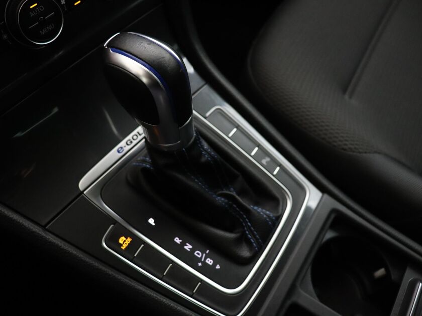 Volkswagen e-Golf e-Golf | 135PK | Apple CarPlay | Warmtepomp | Extra Getint Glas | Navigatiesysteem |