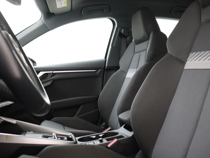 Audi A3 Sportback 35 TFSI Business edition | 150 PK | Automaat | Parkeersensoren | Navigatie | Apple CarPlay Android Auto | LM 17” | Cruise Contol |