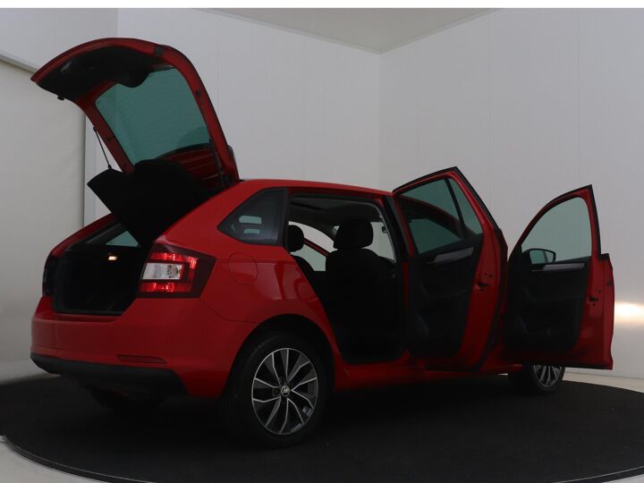 Škoda Rapid Spaceback 1.0 TSI Greentech Drive | 95 PK | Stoelverwarming | Parkeersensoren | Multifunctioneel Stuurwiel | Panoramadak | Velgen LM 17” |
