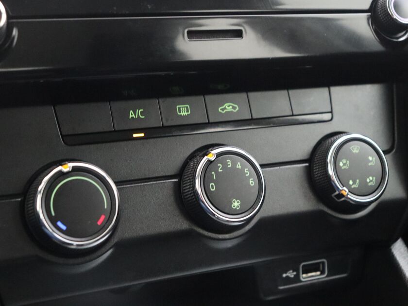 Škoda Octavia Combi 1.0 TSI Greentech Ambition | 115 PK | Airco | Multifunctioneel Stuurwiel | Dakrails | Bluetooth | Cruise Control |