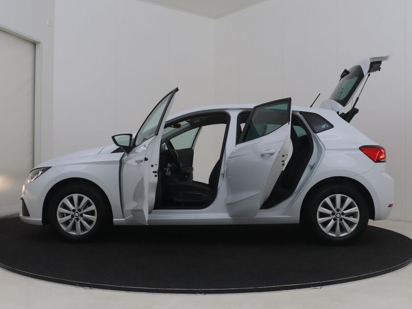 SEAT Ibiza 1.0 TSI Style Business Intense | 95 PK | Getint Glas | Navigatie | Achteruitrijcamera | Apple CarPlay / Android Auto | Multifunctioneel Stuurwiel |
