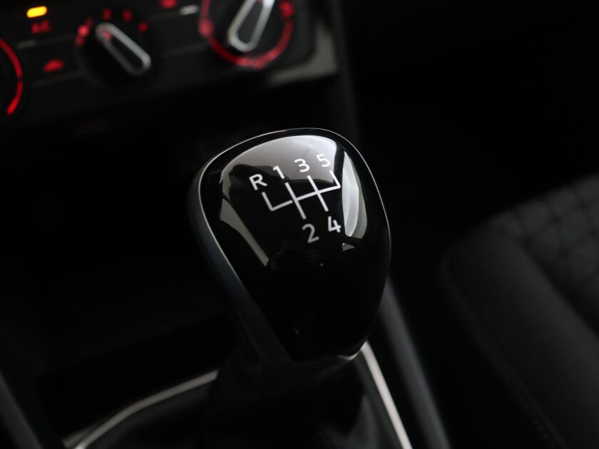 Volkswagen T-Cross 1.0 TSI Life | 95 PK | Parkeersensoren | Navigatie | Apple CarPlay / Android Auto | Airco | DAB |