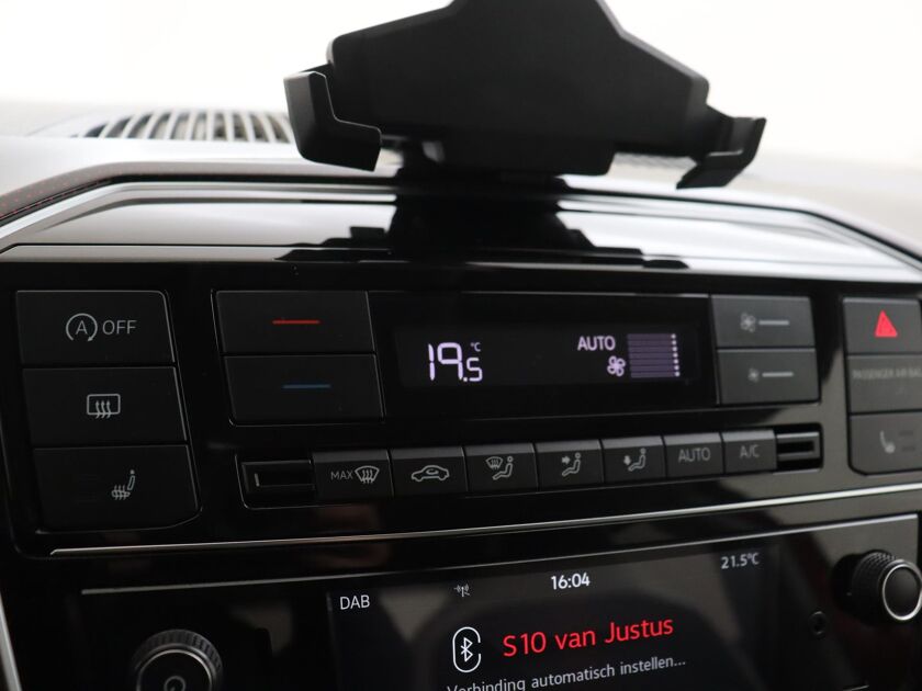 Volkswagen Up! 1.0 BMT high up! | 75 PK | Parkeersensoren | DAB | Velgen LM 15” | Multifunctioneel Stuurwiel | Airco |
