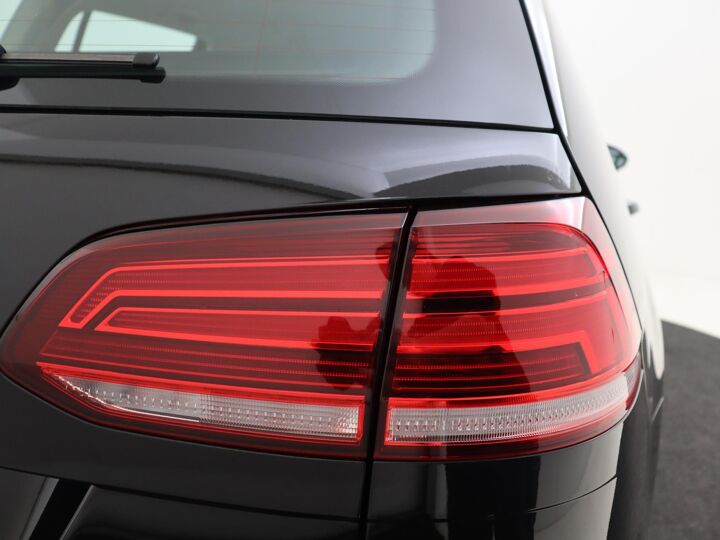 Volkswagen Golf Variant 1.0 TSI Trendline | 110 PK | Apple CarPlay | Cruise Control | Navigatiesysteem | Parkeersensoren |