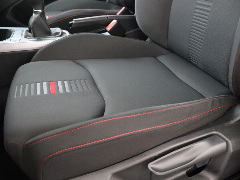 SEAT Arona 1.0 TSI FR Business Intense | 115 PK | DAB | Cruise Control | Navigatiesysteem | Apple CarPlay |