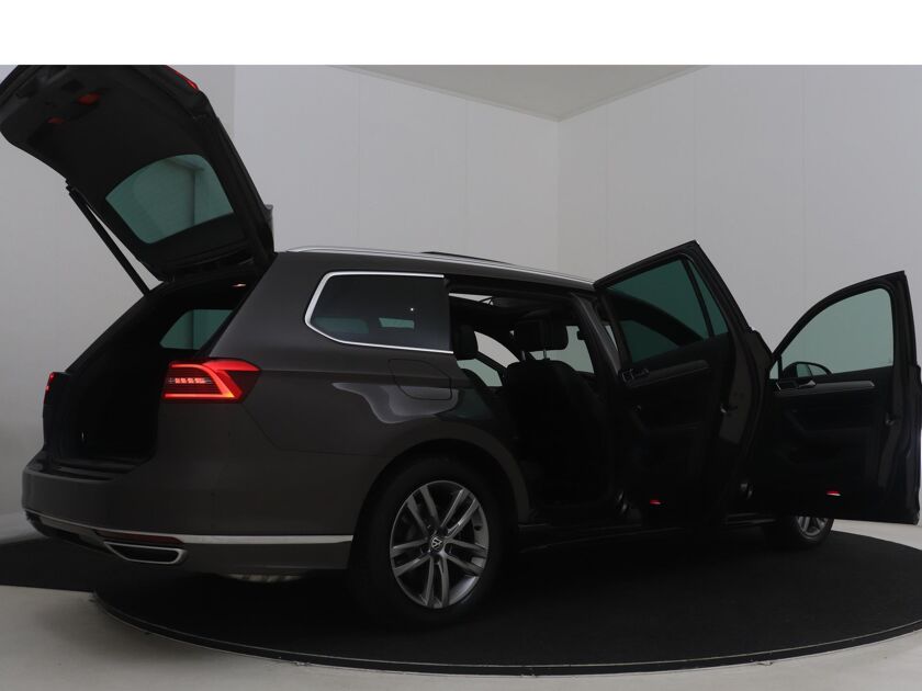 Volkswagen Passat Variant 1.4 TSI ACT Highline Business R | DSG | 150 PK | Panoramadak | Navigatiesysteem | Automaat | Lederen bekleding | 17"Lichtmetalen velgen |
