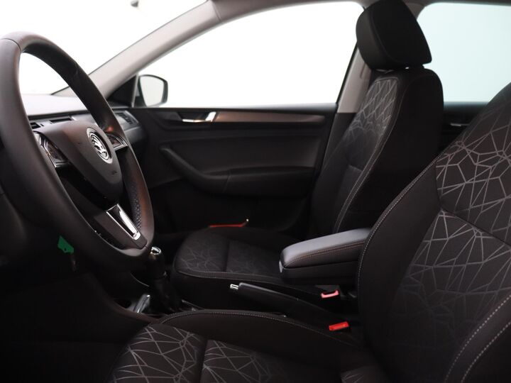 Škoda Rapid Spaceback 1.0 TSI Greentech Clever | 95 PK | Stoelverwarming | Parkeersensoren | DAB | Navigatie | Airco | Multifunctioneel Stuurwiel |