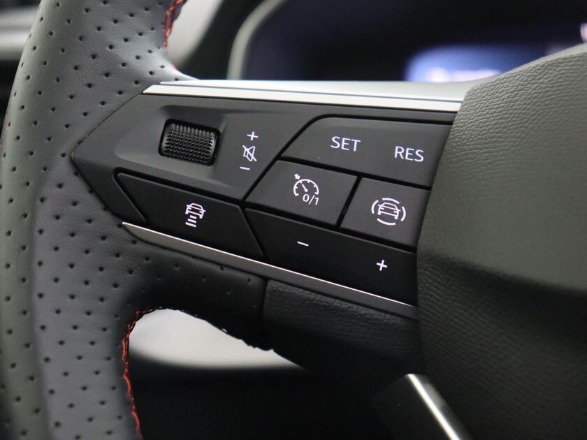 SEAT Leon 1.0 eTSI FR Business Intense DSG | Panodak | 18 inch LMV | Alcantara