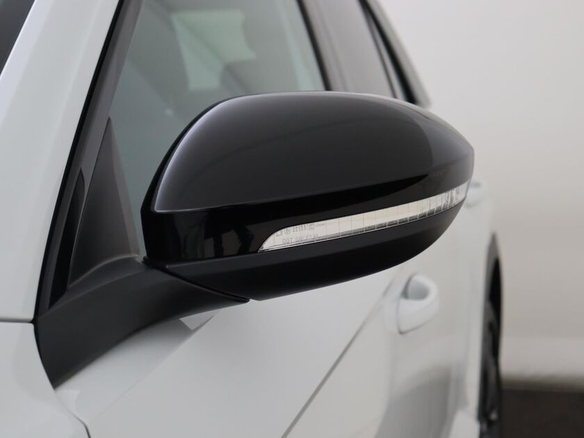 Volkswagen T-Roc 1.5 TSI R-Line | 150 PK | Automaat | Panoramadak | Stoelverwarming | Apple CarPlay |