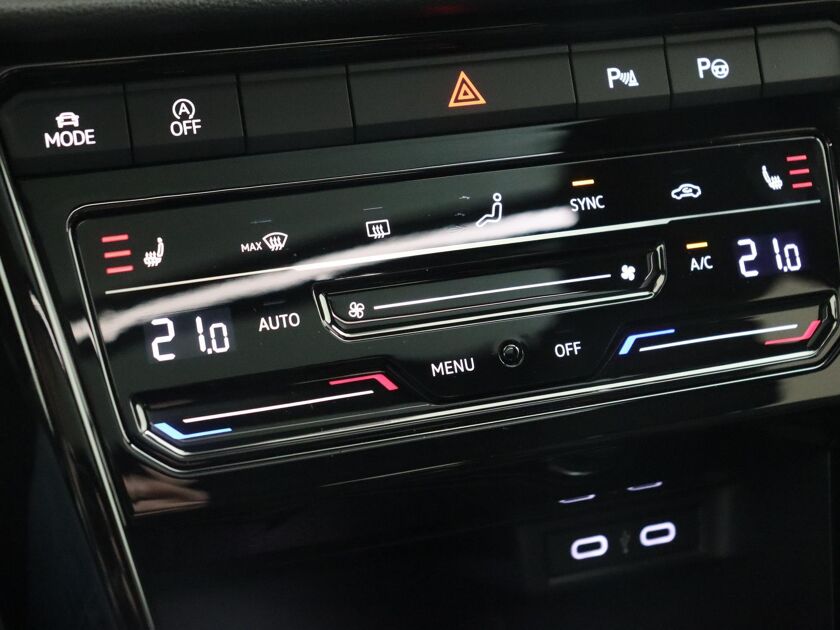 Volkswagen T-Roc 1.5 TSI R-Line | 150 PK | Automaat | Panoramadak | Stoelverwarming | Apple CarPlay |