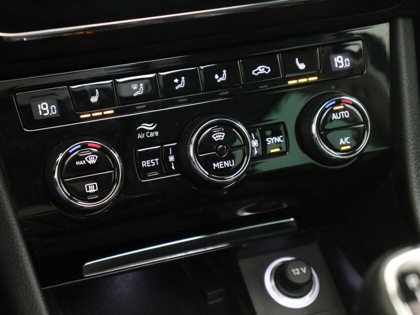 Škoda Superb Combi 1.5 TSI ACT Style Business | 150 PK | Stoelverwarming | Cruise Control | Panoramadak | Navigatie |