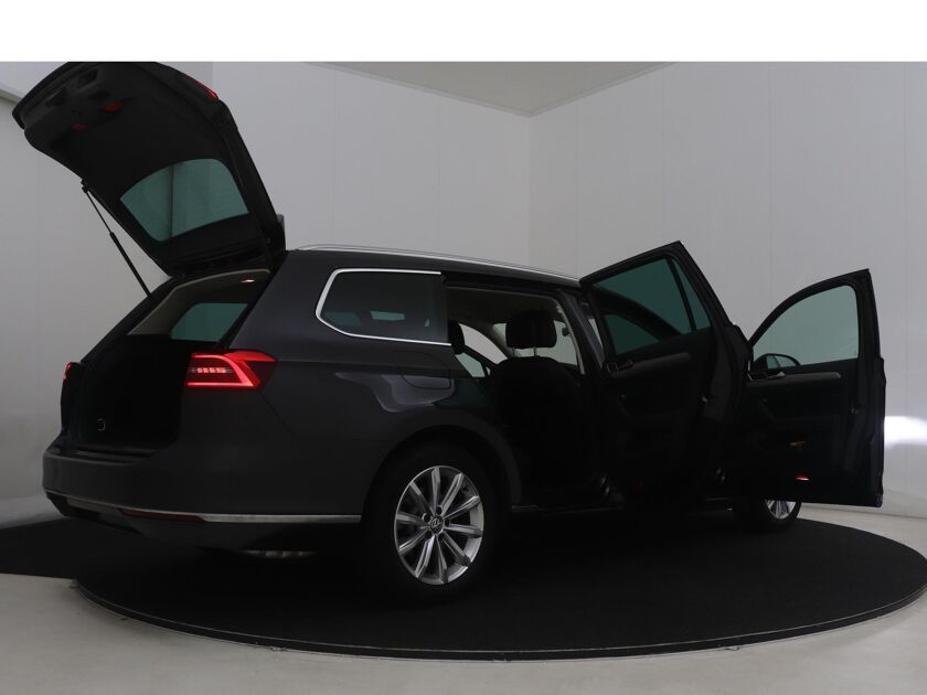 Volkswagen Passat Variant 1.5 TSI Highline | 150 PK | Automaat | Navigatie | DAB | Achteruitrijcamera | Stoelverwarming | Led Verlichting |