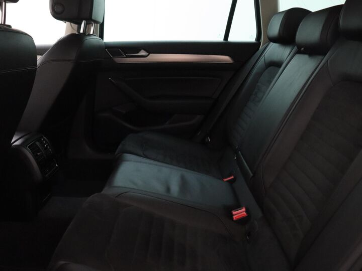 Volkswagen Passat Variant 1.5 TSI Highline | 150 PK | Automaat | Navigatie | DAB | Achteruitrijcamera | Stoelverwarming | Led Verlichting |