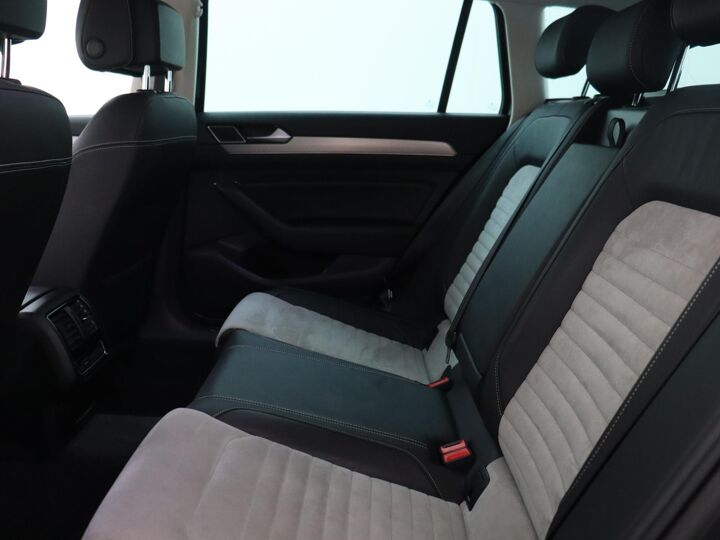 Volkswagen Passat Variant 1.5 TSI Highline | 150 PK | Automaat | Cruise Control | Stoelverwarming | Navigatie |