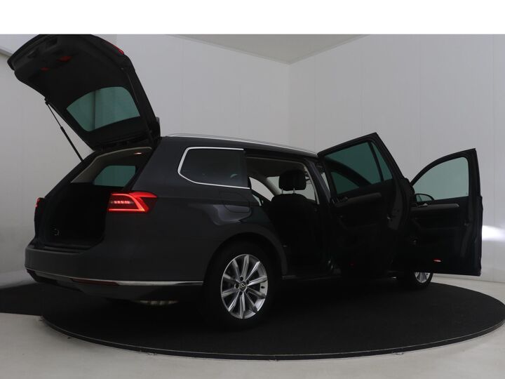 Volkswagen Passat Variant 1.5 TSI Highline | 150 PK | Automaat | Cruise Control | Stoelverwarming | Navigatie |