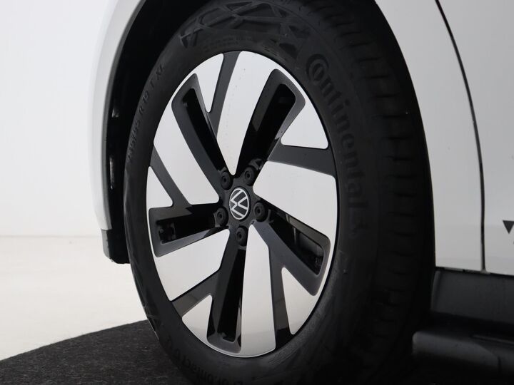 VW-Bedrijfswagens ID. Buzz Cargo L1H1 77 kWh Introduction 204 pk Automaat (Demo) | Trekhaak | LM 19" | Navigatie | Apple Carplay | Schot Hoog+bindrail | Houten Vloer+Zijwandbekleding | Treeplank Zwart L+R