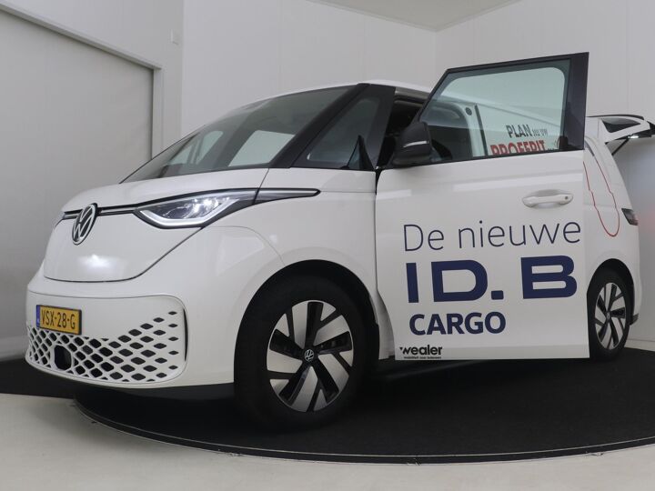 VW-Bedrijfswagens ID. Buzz Cargo L1H1 77 kWh Introduction 204 pk Automaat (Demo) | Trekhaak | LM 19" | Navigatie | Apple Carplay | Schot Hoog+bindrail | Houten Vloer+Zijwandbekleding | Treeplank Zwart L+R