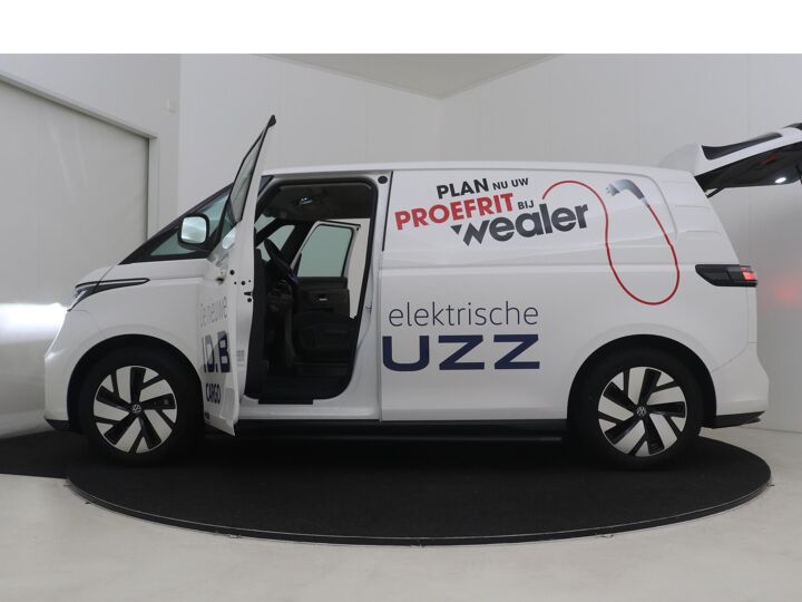 VW-Bedrijfswagens ID. Buzz Cargo L1H1 77 kWh Introduction 204 pk Automaat (Demo) | Trekhaak | LM 19" | Navigatie | Apple Carplay | Schot Hoog+bindrail | Houten Vloer+Zijwandbekleding | Treeplank Zwart L+R