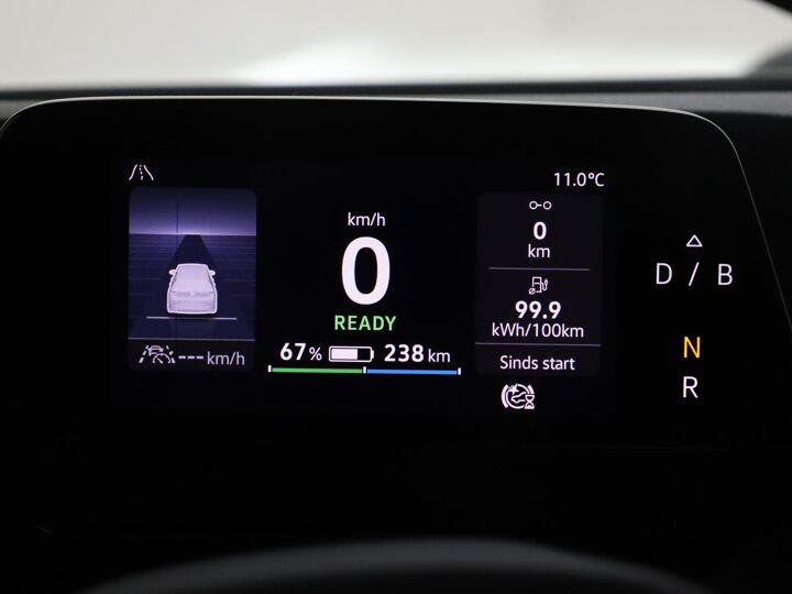 VW-Bedrijfswagens ID. Buzz Cargo L1H1 77 kWh Introduction 204 pk Automaat (Demo) | Trekhaak | LM 19" | Navigatie | Apple Carplay | Schot Hoog+bindrail | Houten Vloer+Zijwandbekleding | Treeplank Zwart L+R