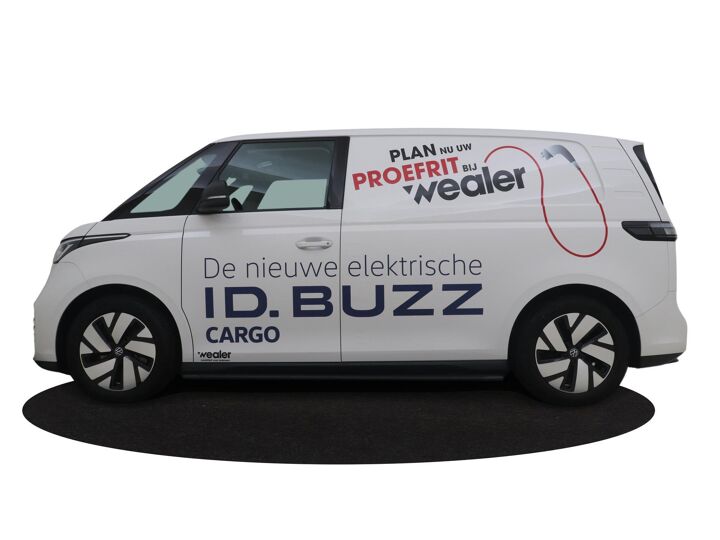 VW-Bedrijfswagens ID. Buzz Cargo L1H1 77 kWh Introduction 204 pk Automaat (Demo) | Trekhaak | LM 19" | Navigatie | Apple Carplay | Schot Hoog+bindrail | Houten Vloer+Zijwandbekleding | Treeplank Zwart L+R